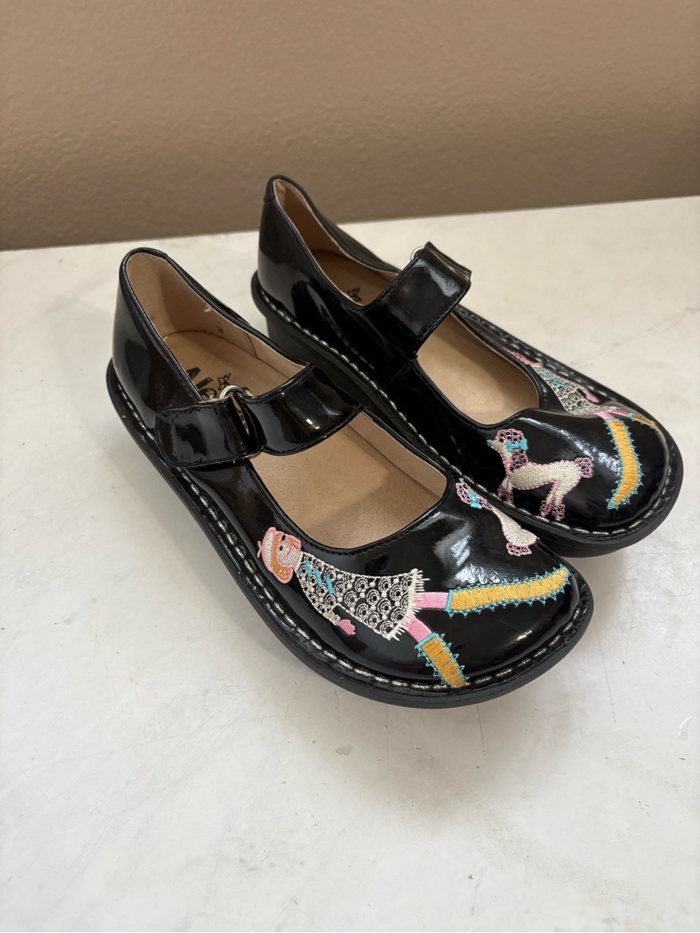 Alegria Size 3 Patent Leather Black Embroidered Poodle Mary Jane Clogs Artsy